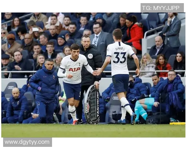 热刺足球明星风采尽显精彩瞬间回顾与球迷互动的美好时刻 热刺足球明星风采尽显精彩瞬间回顾与球迷互动的美好时刻