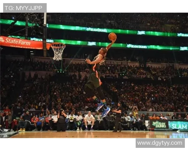 法国足球明星挑战篮球场展现扣篮技巧引发热议 法国足球明星挑战篮球场展现扣篮技巧引发热议